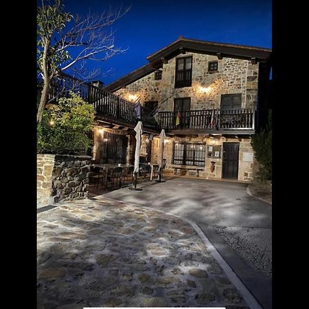 Posada Y Apartamentos Trebuesto De Guriezo Esterno foto