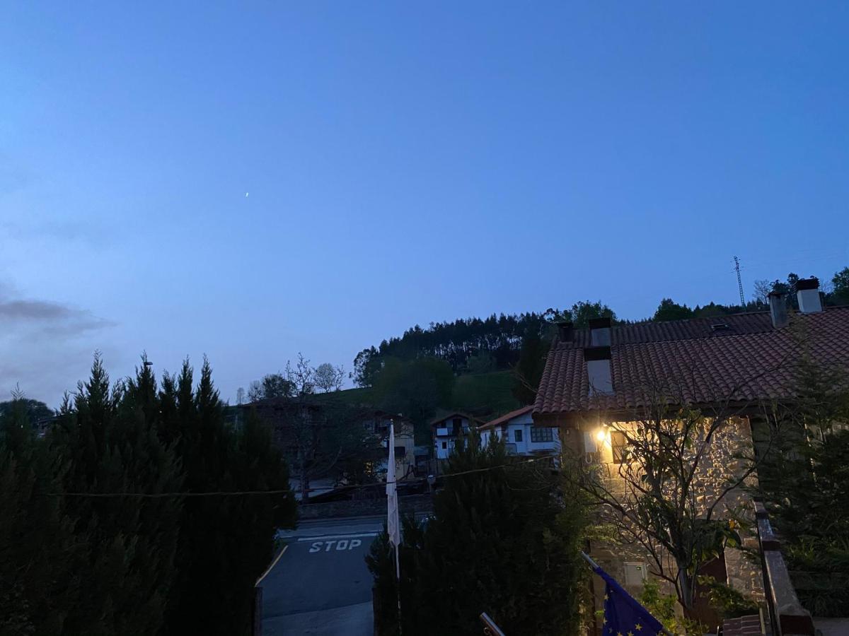 Posada Y Apartamentos Trebuesto De Guriezo Esterno foto