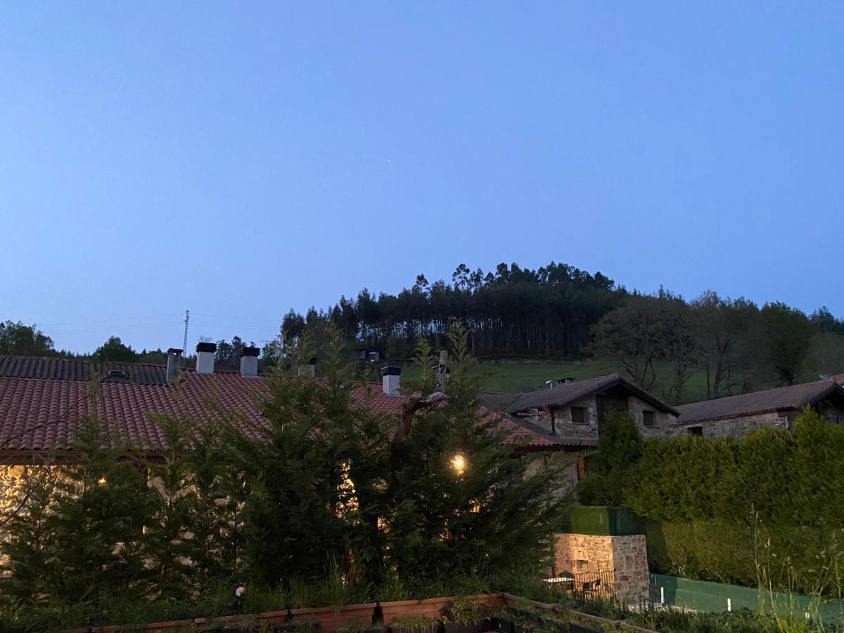 Posada Y Apartamentos Trebuesto De Guriezo Esterno foto